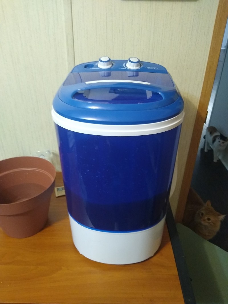 "Mini" portable washing machine